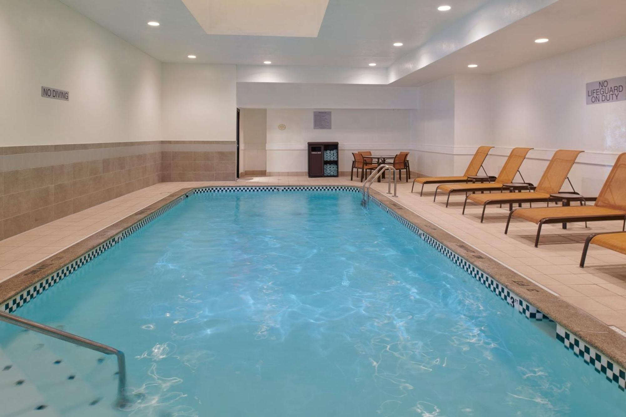 Hotel Courtyard By Marriott Detroit Livonia Esterno foto